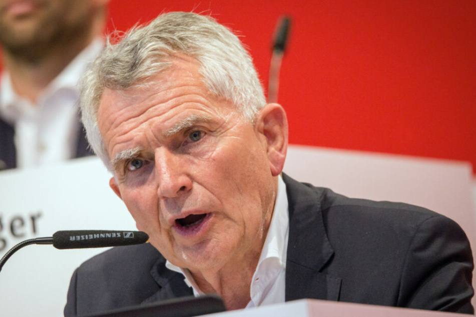VfB-Präsident Wolfgang Dietrich erklärt am Sonntag die Mitgliederversammlung für beendet.