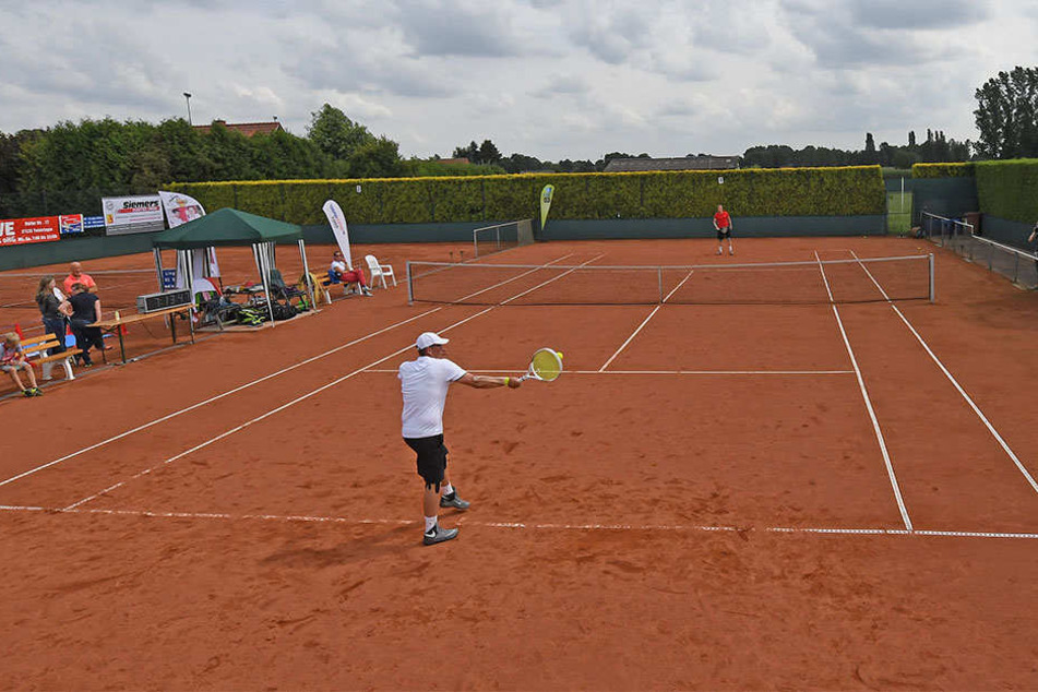 Auf dem Tennis-Platz in Twistringen wollen die beiden den Rekord knacken.