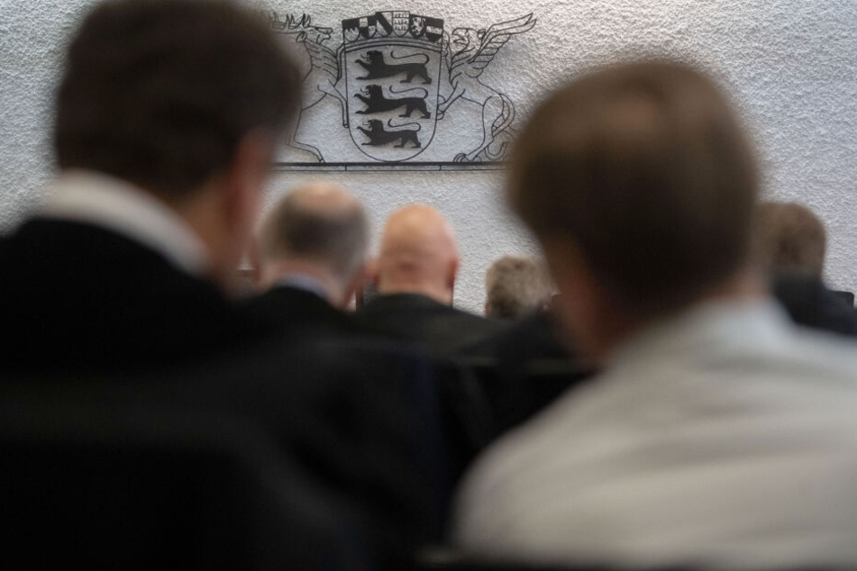 Angeklagte und Verteidiger im Prozess gegen ehemalige Mitarbeiter von Heckler und Koch im Landgericht Stuttgart.