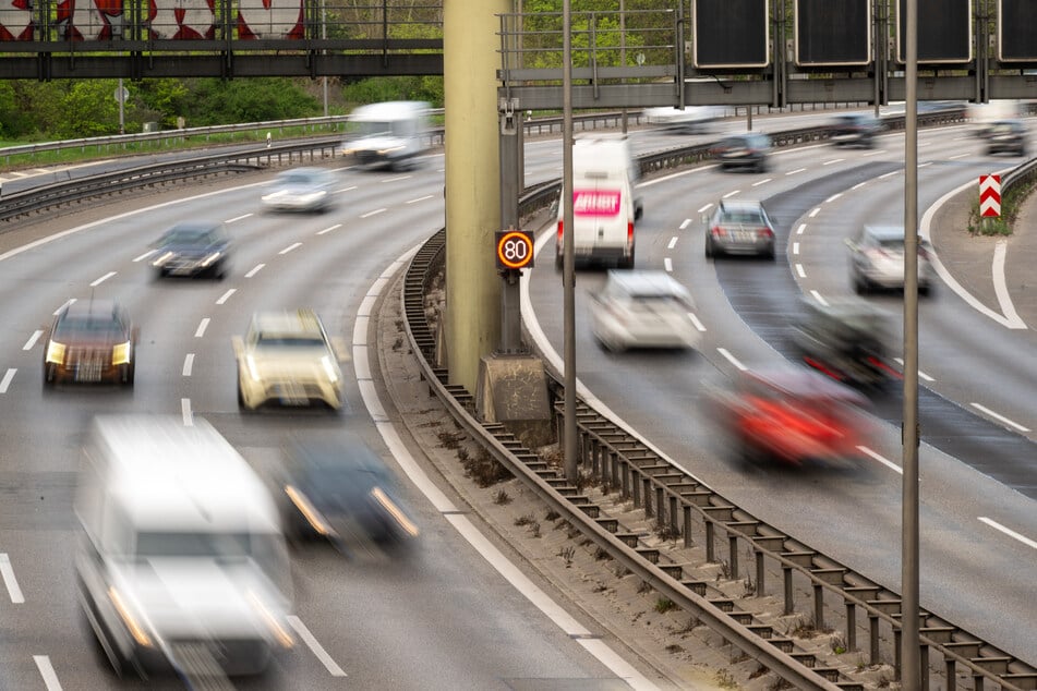 Auch auf der A100 ist zum Beginn der Schulferien mit viel Verkehr zu rechnen. (Archivbild)