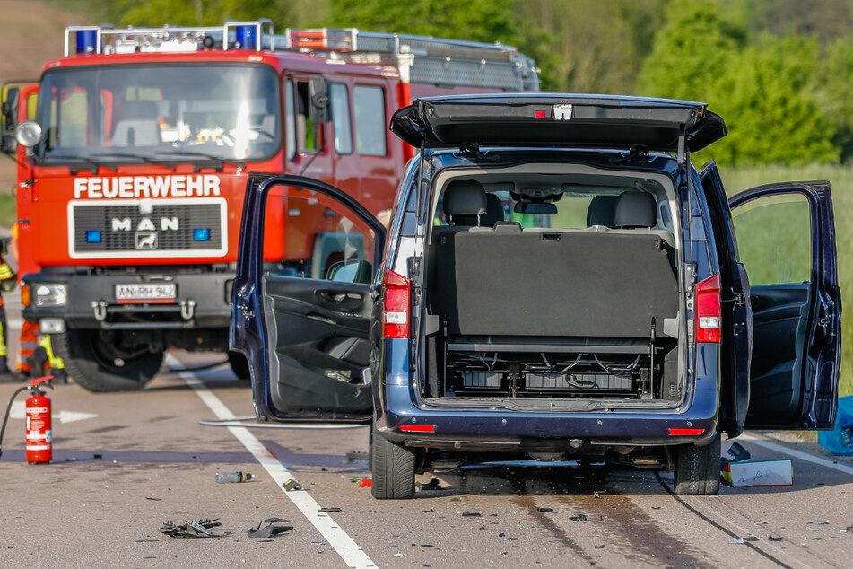 Die Rettungskräfte waren mit einem Großaufgebot auf der Staatsstraße im Freistaat im Einsatz.