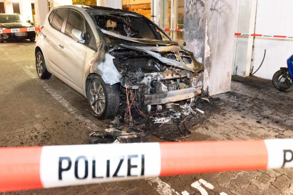 Das Auto wurde bei dem Feuer zerstört.