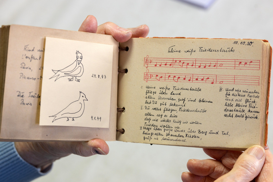 Im selbst gestalteten Liederbuch von Erika Schirmer (95) nimmt "Kleine weiße Friedenstaube" einen besonderen Platz ein.