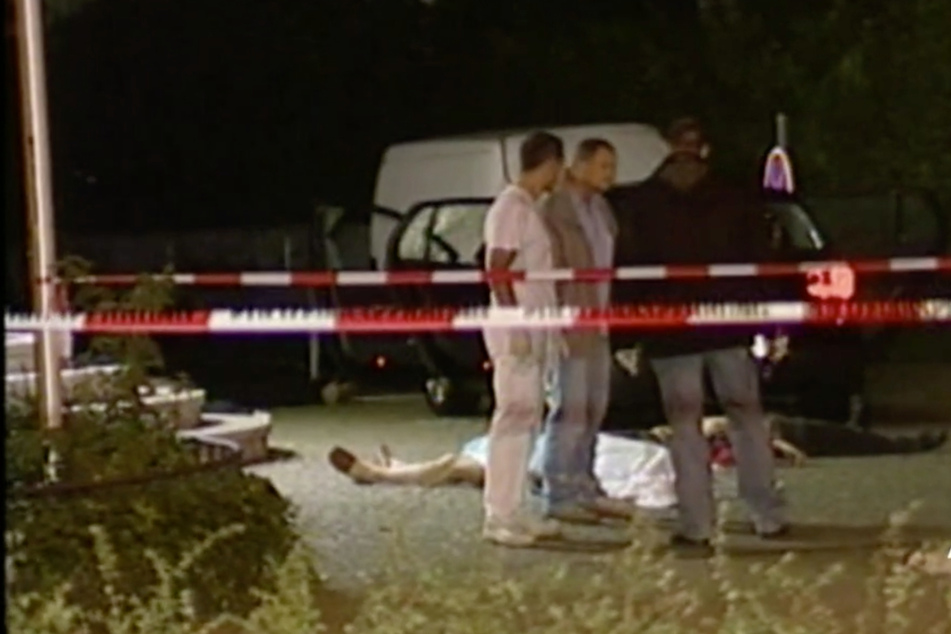 Im August 2007 werden sechs Menschen vor einem italienischen Restaurant in Duisburg erschossen. Hintergrund soll eine Fehde zwischen zwei Familien der 'Ndrangheta gewesen sein.