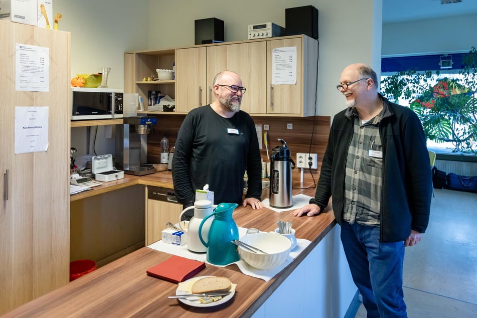 Abteilungsleiter Alfred Mucha (57, l.) und Mitarbeiter Sven Buchwald (52) im Tagestreff "Haltestelle" der Stadtmission kümmern sich um wohnungslose Menschen.