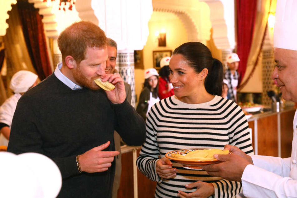 Harry und Meghan in einer Kochschule in Rabatt.