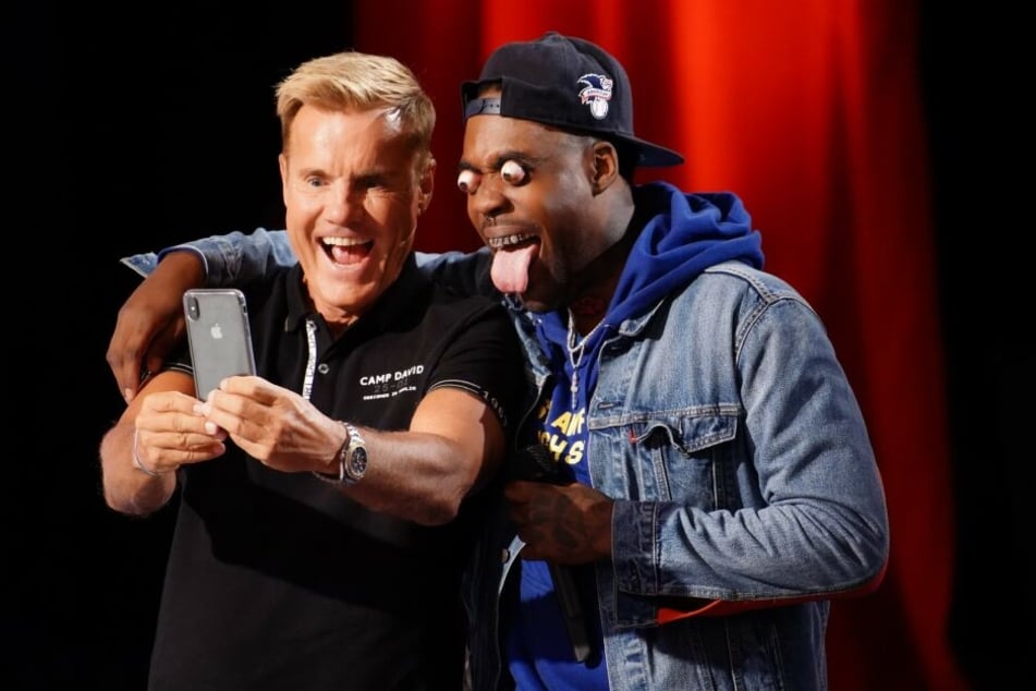Dieter Bohlen findet es verrückt und macht ein Selfie.