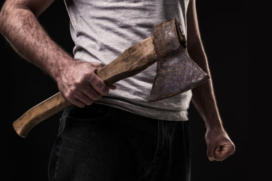 Erst soll er seine Ex bewusstlos geprügelt und getreten haben, danach sei er mit einer Axt auf deren Mutter losgegangen. Jetzt sitzt ein 24-Jähriger deshalb in Haft. (Symbolbild)