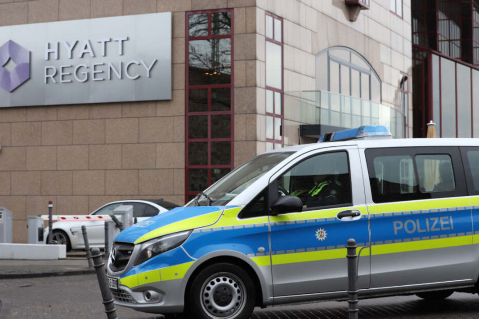 Polizei vor dem Hyatt Regency in Köln-Deutz, nachdem Barack Obama im Luxushotel eingetroffen ist.
