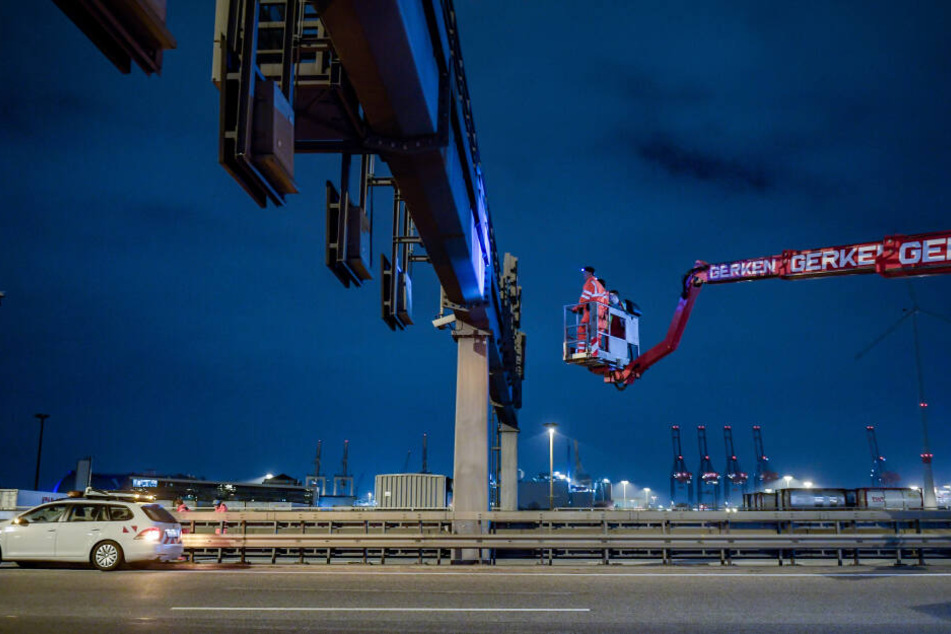 Techniker arbeiten an den Lichtzeichenanlagen auf der Autobahn A7 vor dem Elbtunnel.