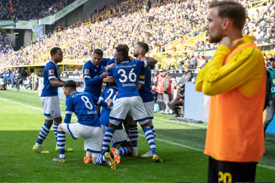 Marcel Schmelzer war in der vergangen Saison bereits häufiger zum Zuschauen verdammt. Doch sein Wechsel ins Ausland ließ der Verein nicht zu.