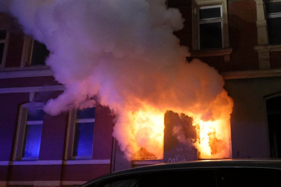 Chemnitz: Flammen schlagen aus Fenstern: Feuerwehreinsatz auf Chemnitzer Sonnenberg