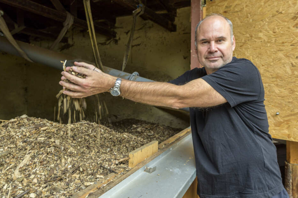 Jens Börner (55) zeigt den Speicherraum der Holzschnitzelheizung in der Naturschutzstation.