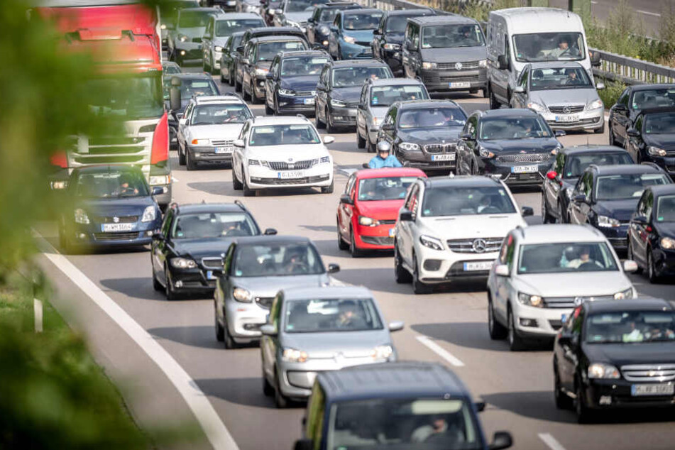 Auf den Straßen in Bayern kann es am Wochenende deutlich länger dauern als üblich. (Symbolbild)