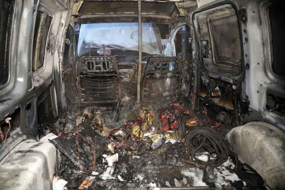 Blick in den Innenraum des komplett ausgebrannten Fahrzeugs der Baufirma Hentschke-Bau.