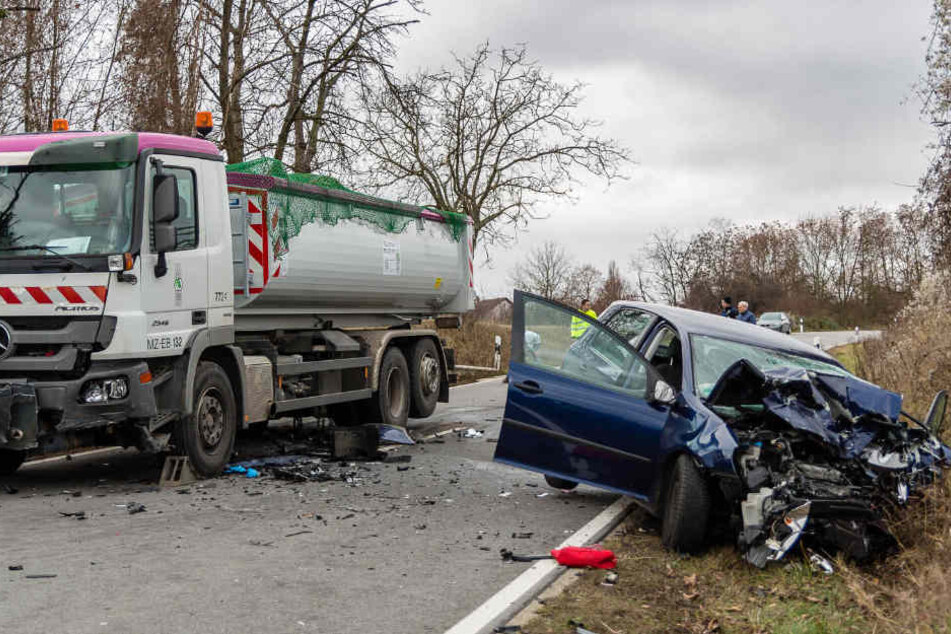 Der Wagen wurde durch den Aufprall vollkommen zerstört.