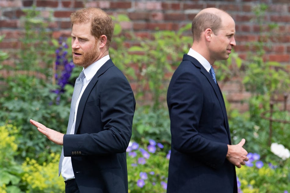 Seit Jahren liegen Prinz Harry (l.) und Prinz William im Streit. Grund dafür sind unter anderem die zahlreichen Vorwürfe, die Harry gegen seine Familie erhoben hatte.
