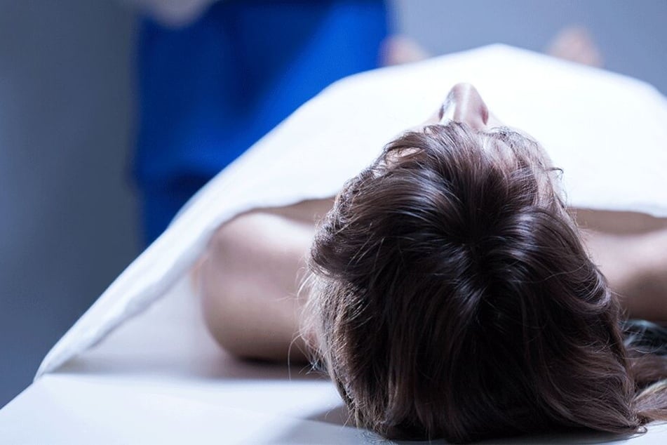 In einem Hinterzimmer der Klinik lag die Leiche der jungen Frau (Symbolbild).