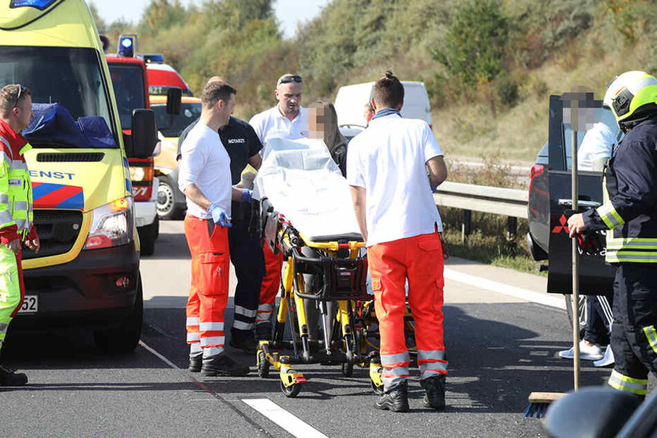 Sanitäter am Unfallort im Einsatz.