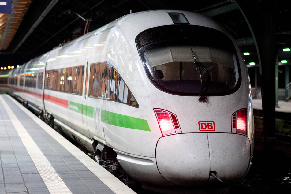 Julian Reichelt konnte bei einer Zugfahrt mit der Deutschen Bahn keinen gültigen Lichtbildausweis zu seinem Online-Ticket vorweisen. (Symbolfoto)