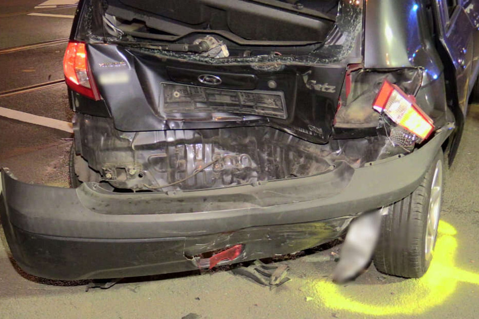 Der Hyundai wurde bei dem Unfall stark beschädigt.