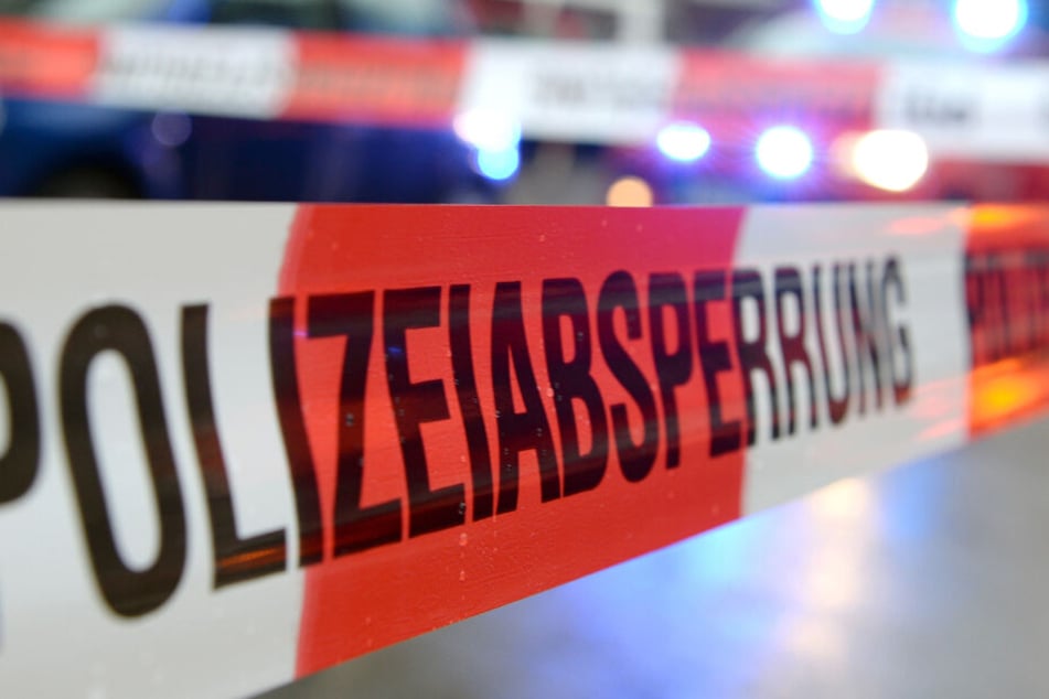 Ein Flatterband mit der Aufschrift "Polizeiabsperrung". (Symbolbild)