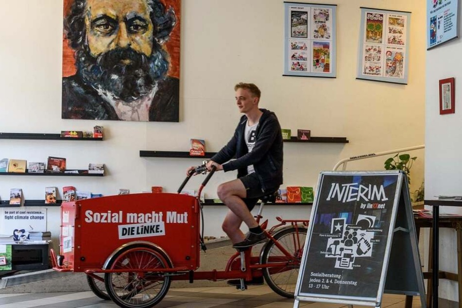 Der Linken-Abgeordnete Marco Böhme (29) vor dem gestohlenen Gemälde. Das Portrait wurde Ende November aus seinem Büro in Leipzig-Lindenau gestohlen.