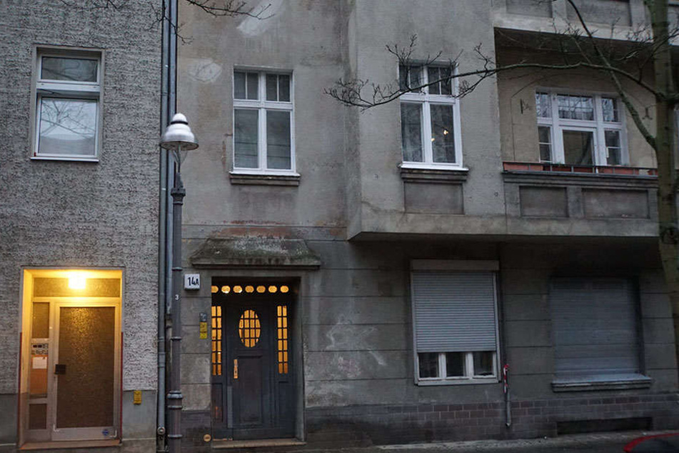 In diesem Haus in der Zimmerstraße fand Polizei und Feuerwehr den verletzten Mann.