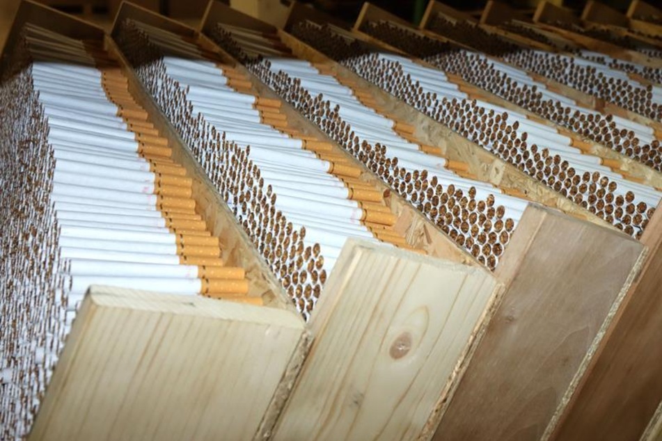 In zahlreichen Stapeln und Kartons versteckten sich über 17 Millionen gefälschte Zigaretten.