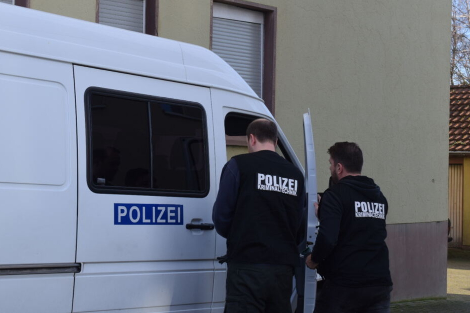 Die Ermittler am Samstag am Tatort.