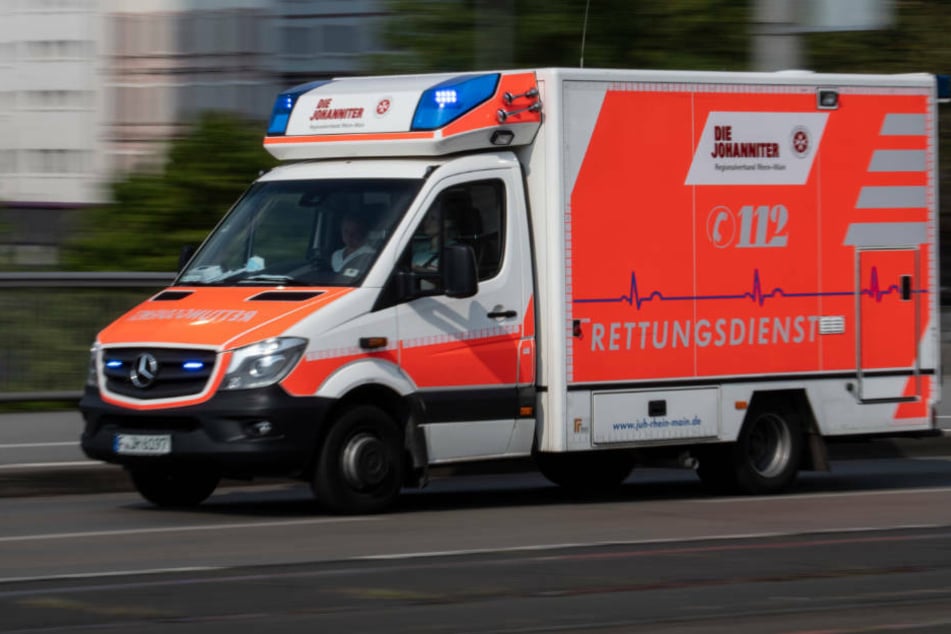 Der Autofahrer wurde mit schweren Verletzungen in ein Frankfurter Krankenhaus eingeliefert. (Symbolbild)