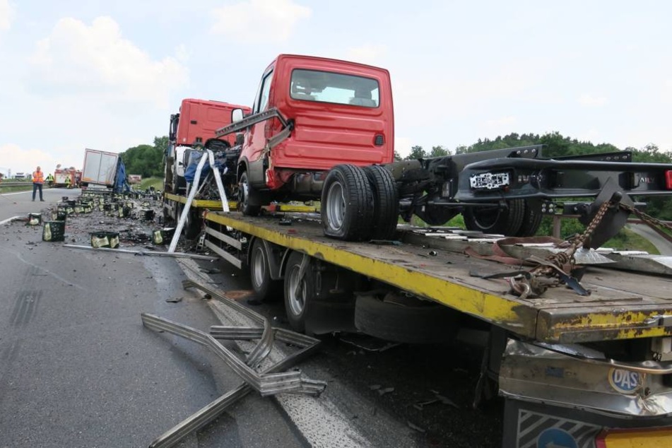 Der Lkw streifte auf einen Pannen-Laster.