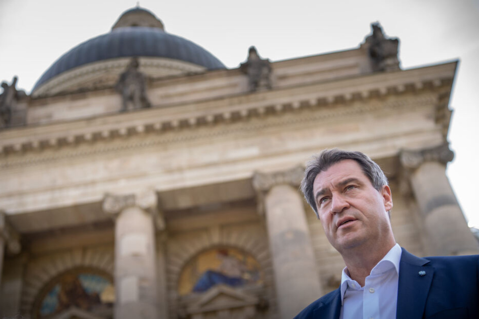 Markus Söder (CSU), Ministerpräsident von Bayern, steht vor der bayerischen Staatskanzlei.