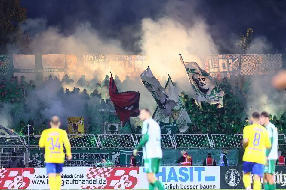 Die Fans im BSG-Block hatten grüne Oberteile übergeworfen.