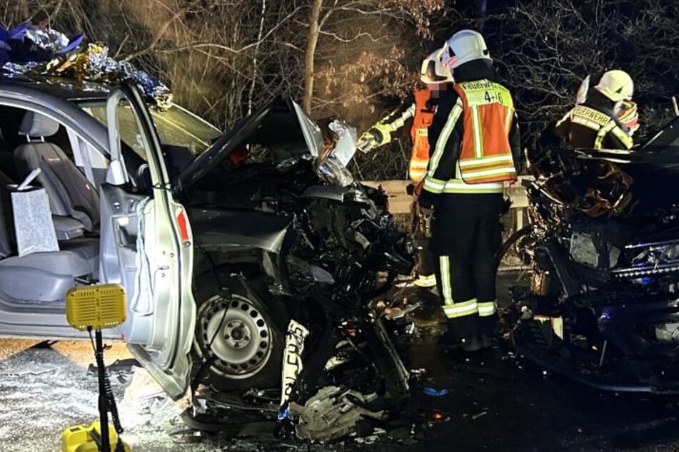 Tödlicher Unfall auf der K91 in Nordhessen: Ein Auto geriet bei glatter Straße in den Gegenverkehr.