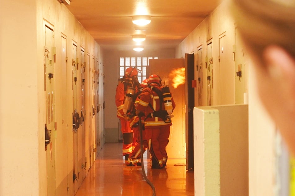 Ein Häftling hat seine Zelle in Brand gesetzt, die Wärter löschen das Feuer und können ihn gerade so retten.
