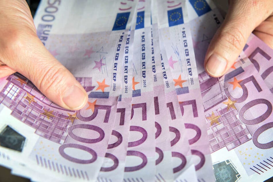 Die Schülerin fand in der U-Bahn eine Handtasche mit 14.000 Euro.