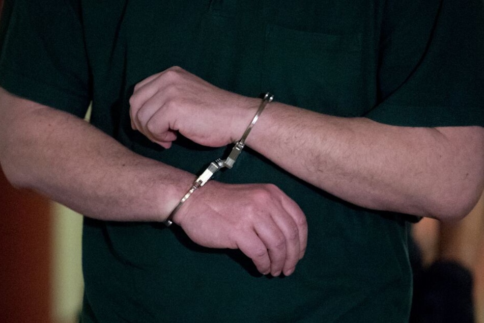 Der Armbrustschütze wurde von der Polizei festgenommen. (Symbolbild)