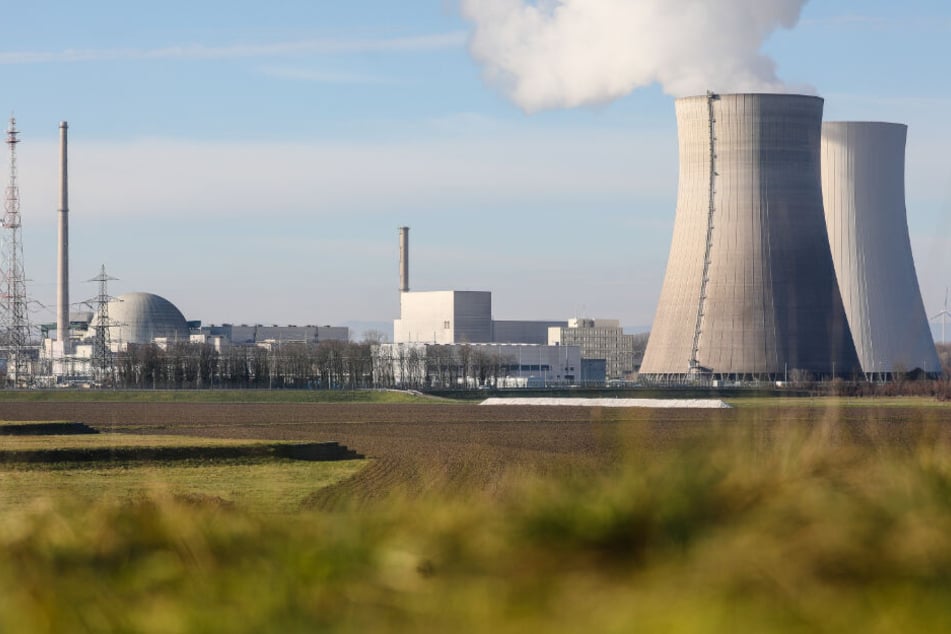Wasserdampf steigt aus einem Kühlturm des Kernkraftwerks Philippsburg.