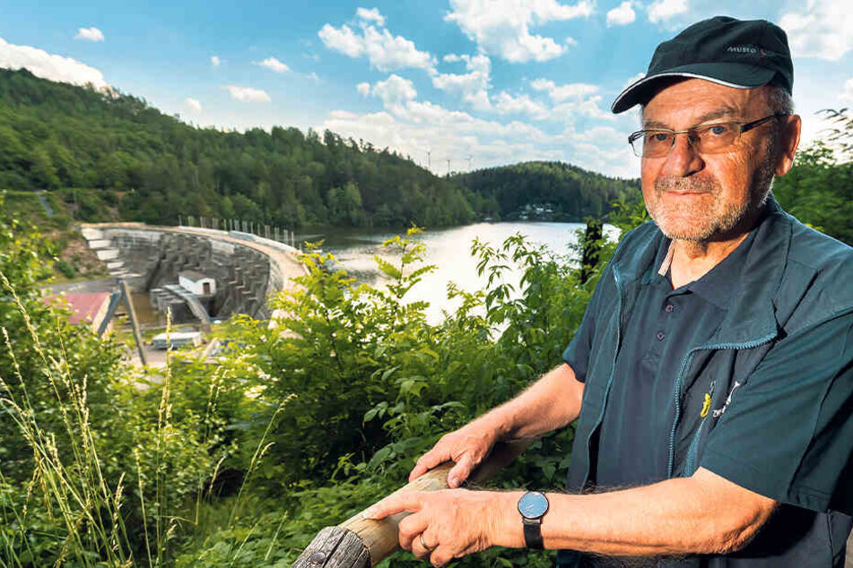 Talsperren-Geschäftsführer Thomas Caro (63) an der Aussicht, die manipuliert wurde. "Man ahnt es durch das Gebüsch nicht, aber es geht hier 15 Meter steil runter."