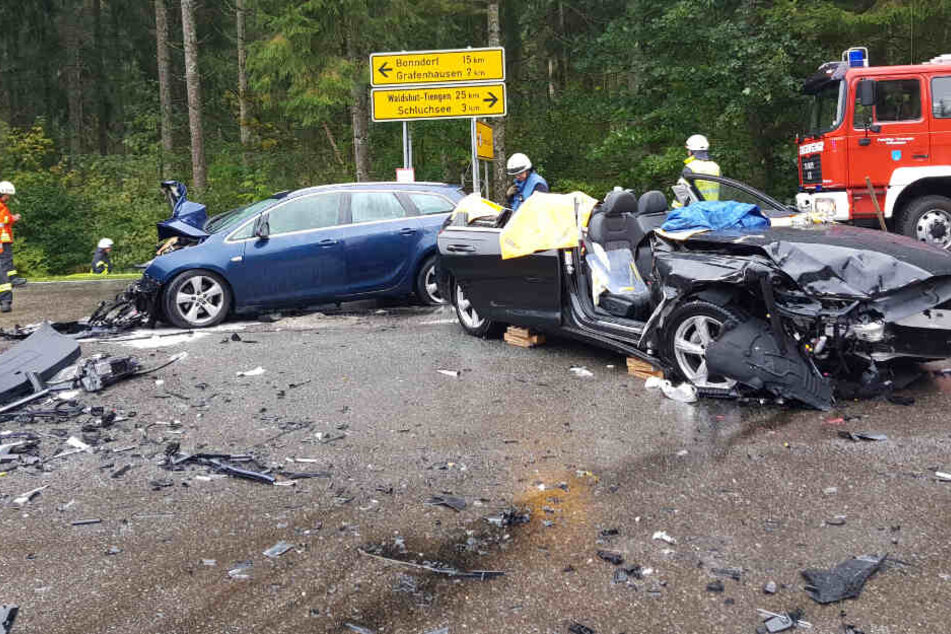 Überall liegen die Trümmerteile des schweren Unfalls.