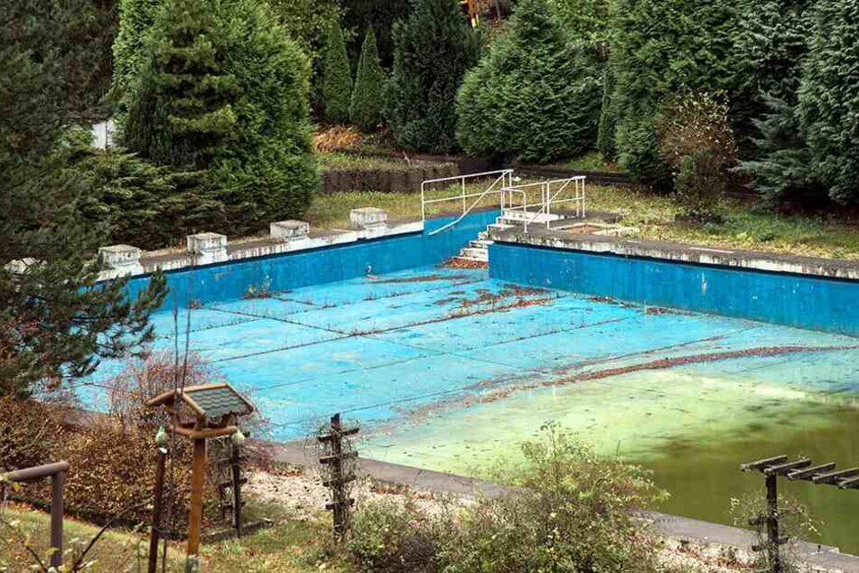 Die Stadt will das Freibad Erfenschlag abreißen lassen. Auf dem Gelände soll ein Spielplatz gebaut werden.
