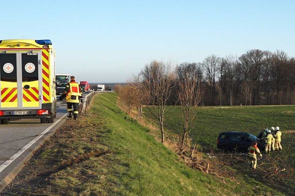 Rettungskräfte an der Unfallstelle im Einsatz.