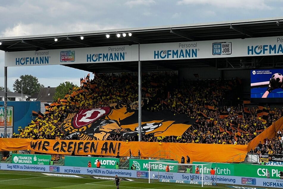 Die mitgereisten Dynamo-Fans begrüßen die Saison mit einer Choreo.