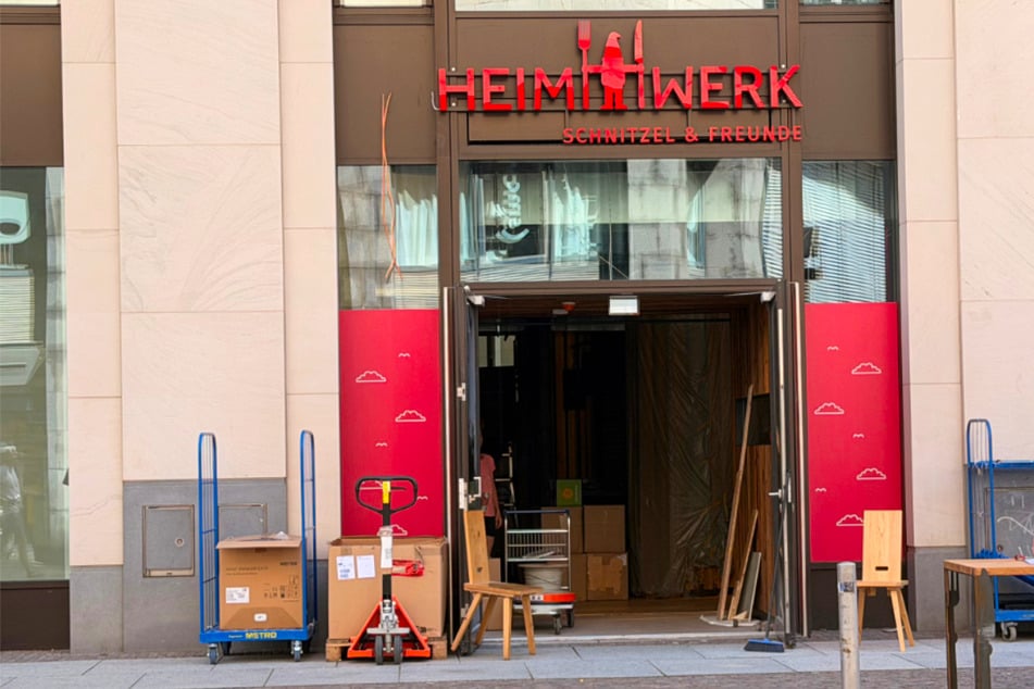 Der HeimWerk-Zwerg mit seinem Messer und der Gabel hängt bereits über dem Eingang, im Inneren des Lokals sind die Vorbereitungen in vollem Gange.