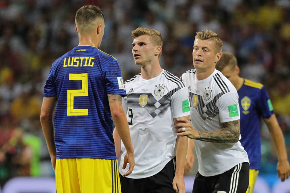 Timo Werner (M.) legt sich mit Schwedens Mikael Lustig (l.) an. Toni Kroos (r.) hält seinen Mannschaftskameraden zurück.