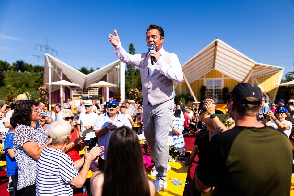 Stefan Mross (50) ist mit Leib und Seele Moderator bei "Immer wieder sonntags".