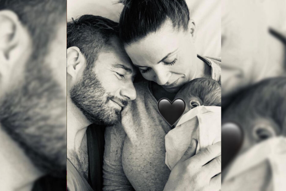 Musiker Sasha postete kurz nach Geburt ein Foto von sich mit Mutter Julia und Sohnemann Otto Carl Leonard.
