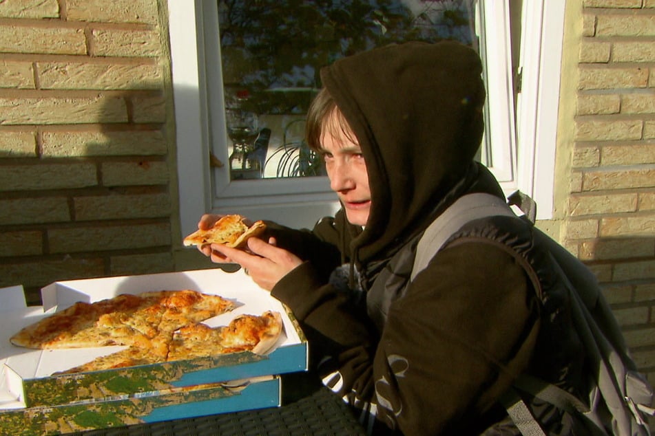 Carola gönnt sich lieber Kirmes und Pizza, statt ihre Schulden abzubezahlen.