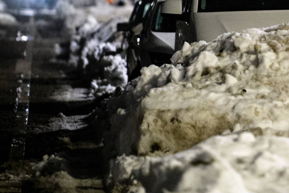 Für den 59-Jährigen endetet die Flucht in einem Schneehaufen an der Straße. (Symbolbild)